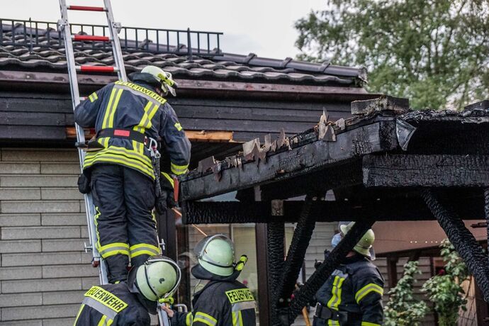 Alfdorf-Pfahlbronn: Brand eines Carports - Feuerwehr kann uebergreifen auf Haus verhindern