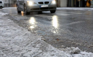 Wintereinbruch schnee glatt schneematsch verkehr symbol symbolbild symbolfoto