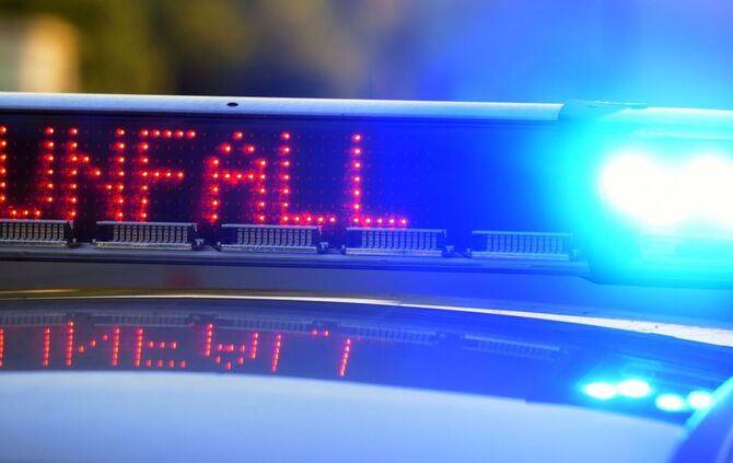 Symbolbild - Polizei sichert Unfallstelle