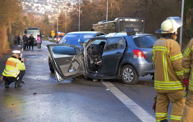 Kollision von Linienbus und Auto – mindestens ein Verletzter