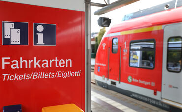 Fahrkarten S-Bahn s bahn sbahn  Bahnhof symbol symbolbild symbolfoto