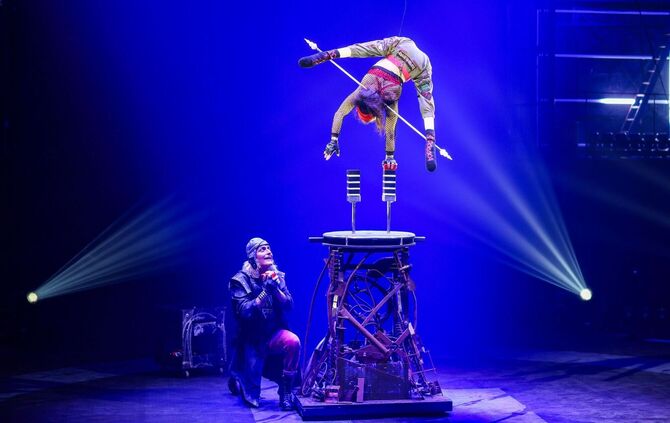 Querschnittsgelähmte Akrobatin Pan