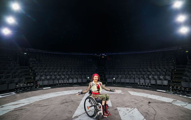 Querschnittsgelähmte Akrobatin Pan