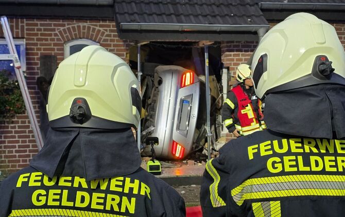 Junger Mann bleibt mit Auto in Hausflur stecken