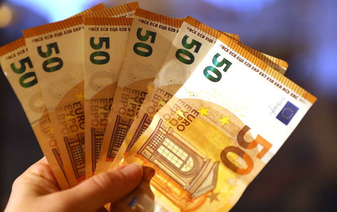 Geldscheine euro Geld Hand 50 euro symbol symbolbild Symbolfoto