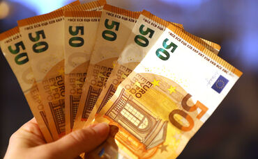 Geldscheine euro Geld Hand 50 euro symbol symbolbild Symbolfoto