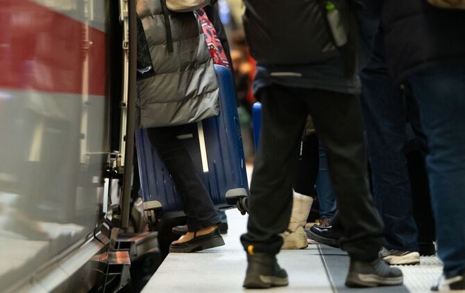 Reiseverkehr zu Beginn der Weihnachtsferien in Berlin