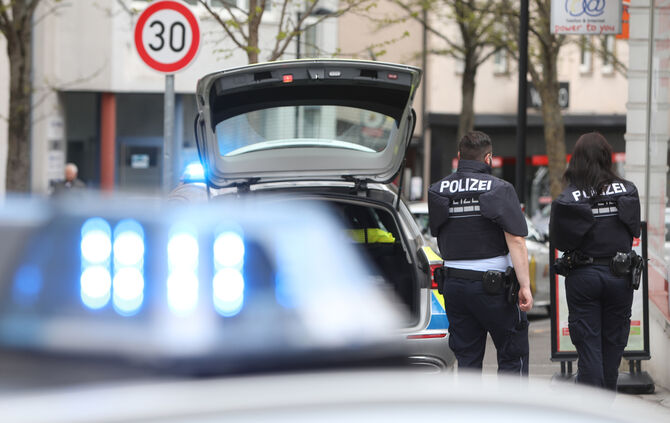 Polizei Blaulicht Polizisten Polizeiauto Streife Symbol Symbolbild Symbolfoto