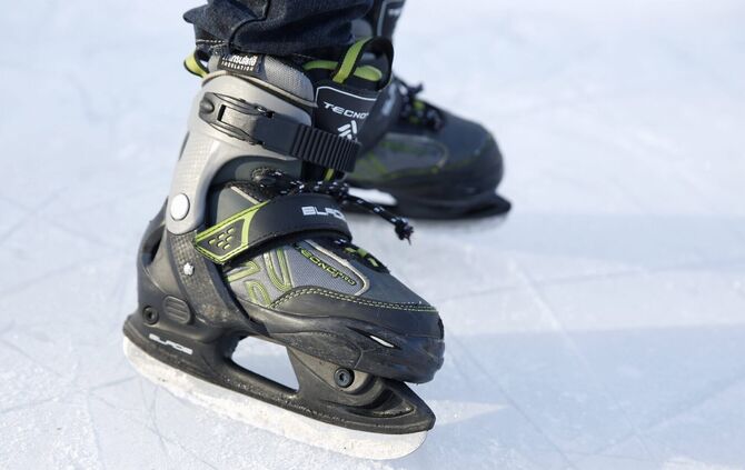 schlittschuh eislaufen symbol symbolbild symbolfoto