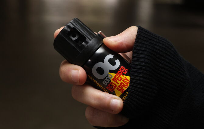Pfefferspray Symbol Symbolbild Symbolfoto