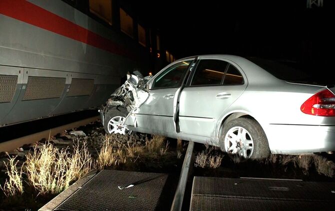 Auto auf Bahnübergang von ICE erfasst