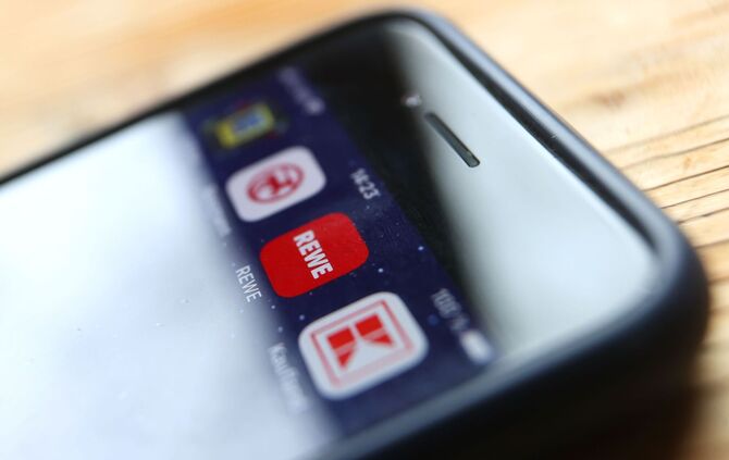 Icons der Apps verschiedener Handelsketten auf Smartphone