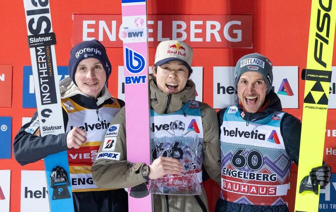 Domen Prevc, Ryoyu Kobayashi und Felix Hoffmann (l-r).