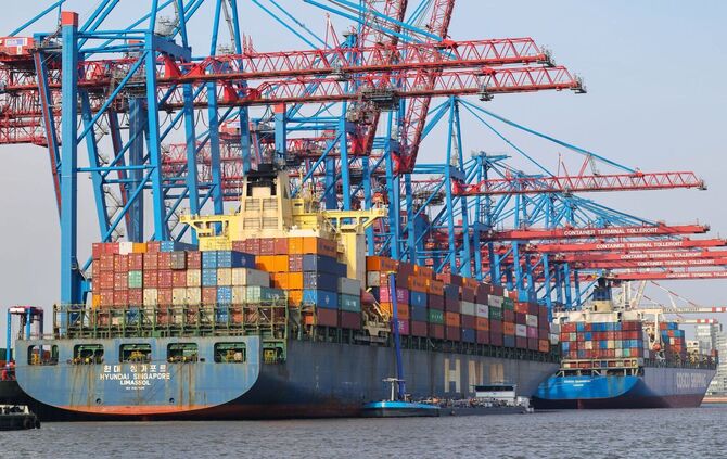 Containerschiffe im Hafen Hamburg