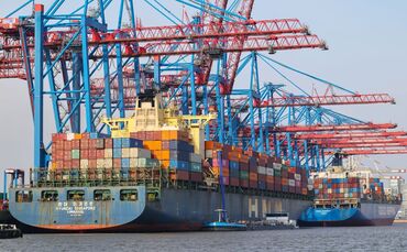 Containerschiffe im Hafen Hamburg