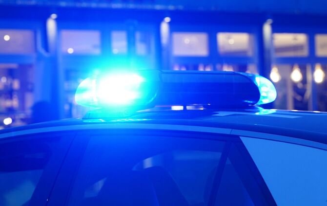 Ein Streifenwagen der Polizei mit eingeschaltetem Blaulicht