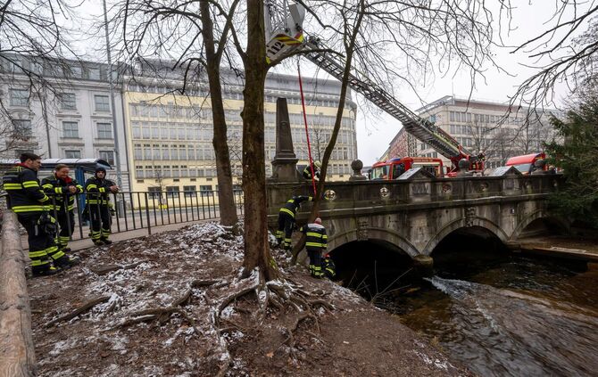 Feuerwehr baut Eisbachwelle zurück