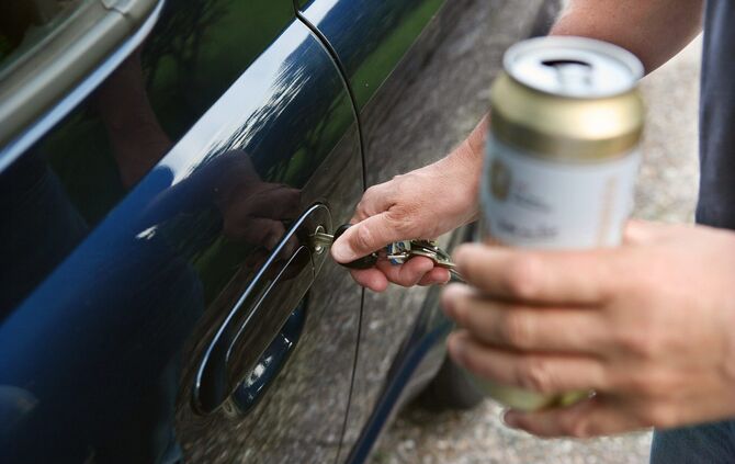 Alkohol Alkohol am Steuer Trunkenheitsfahrt symbol symbolbild symbolfoto