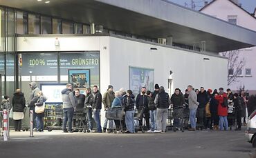 Anstehen für Feuerwerk - 1