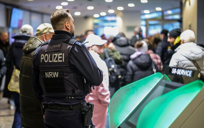 Einbrecher bohren Loch in Tresorraum