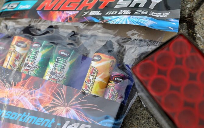 Silvester Böller Raketen Feuerwerk Neujahr Symbol Symbolbild Symbolfoto Feuerwehr Silvester Feuerwer Feuerwerkskörper Rakete  -