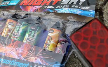 Silvester Böller Raketen Feuerwerk Neujahr Symbol Symbolbild Symbolfoto Feuerwehr Silvester Feuerwer Feuerwerkskörper Rakete  - 