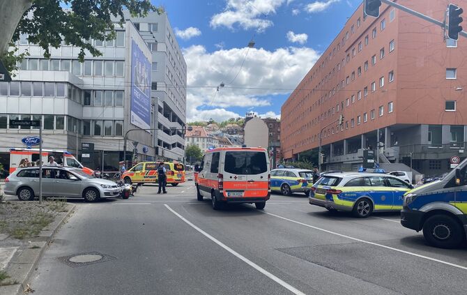 Bei einem schweren Unfall auf der B14 wurden vier Menschen verletzt