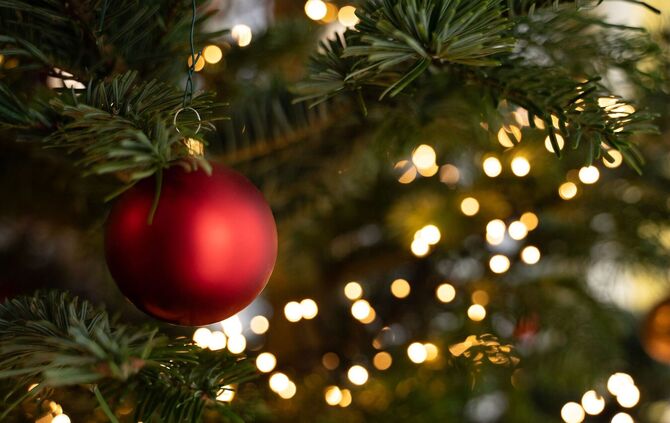 Christbaumkugel am Weihnachtsbaum