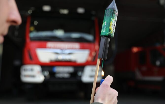 Silvester Böller Raketen Feuerwerk Neujahr Symbol Symbolbild Symbolfoto Feuerwehr