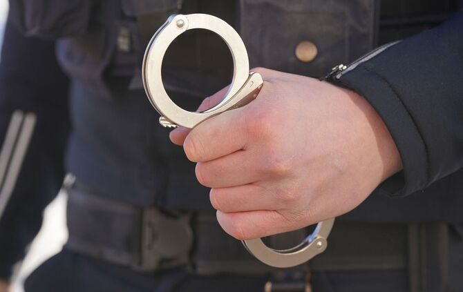 Polizei Handschellen - Symbolbild