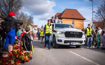 sicherheitsbegleitung-im-faschingsumzug-3 - 1