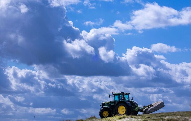 Feldarbeiten bei trockenem Wetter