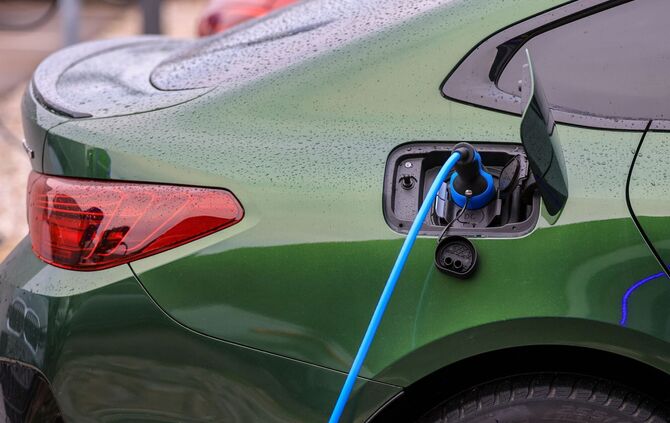 Elektroauto lädt an Ladesäule