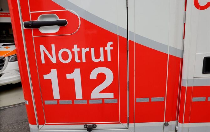 DRK Krankenwagen Rettungswagen Notarzt Notruf Deutsches Rotes Kreuz Rettungsdienst Symbol Symbolfoto Symbolbild
