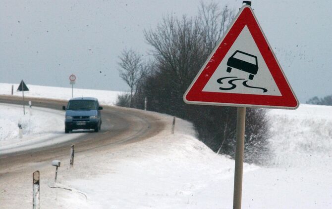 Feature Schneeglaette Glatteis Austo Winter Schnee