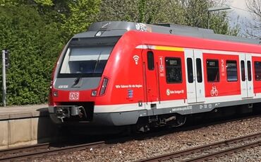 S-Bahn Bahn sbahn S2 S3 Zug Bahnhof Symbol Symbolbild symbolfoto