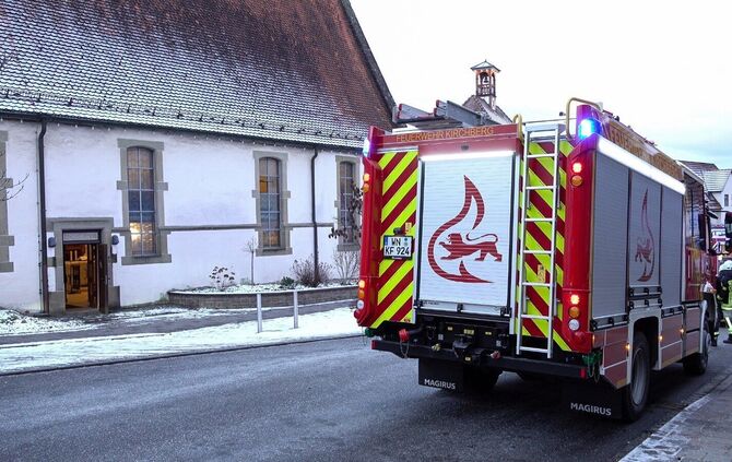 Wegen des Brandes ist eine Fensterscheibe gesprungen.