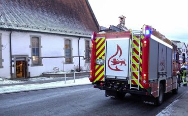 Wegen des Brandes ist eine Fensterscheibe gesprungen.