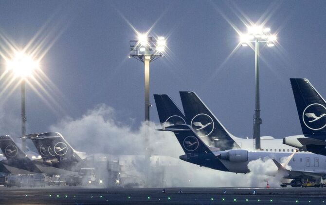 Auf dem Frankfurter Flughafen werden Flugzeuge enteist.