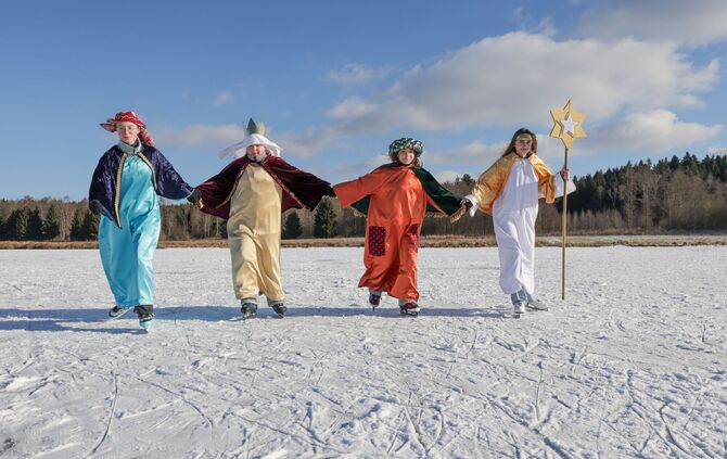 Sternsinger auf Schlittschuhen