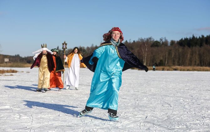 Sternsinger auf Schlittschuhen