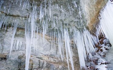 Winterwetter - Vereister Klingender Wasserfall