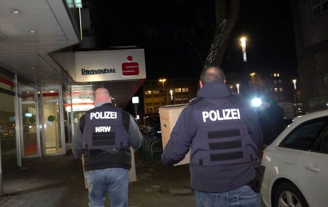 Polizei durchsucht Sparkasse nach Millionen-Coup