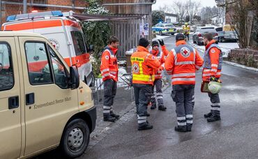 Treppenhaus stürzt ein - Mehrere teils schwer Verletzte