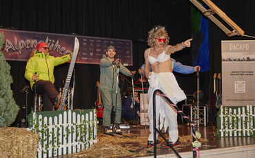 Bei der Bühnenunterhaltung fallen beim Lichtmessball auch schon mal die Hüllen.