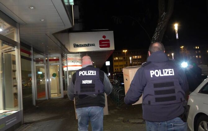 Polizei durchsucht Sparkasse nach Millionen-Coup