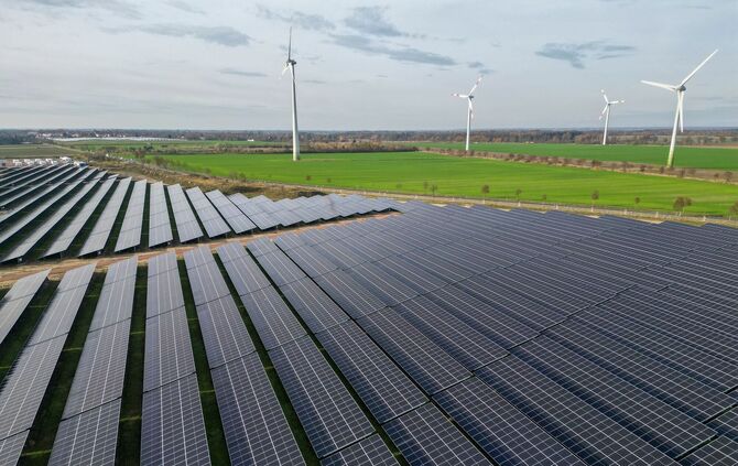 Windräder hinter Solarpark