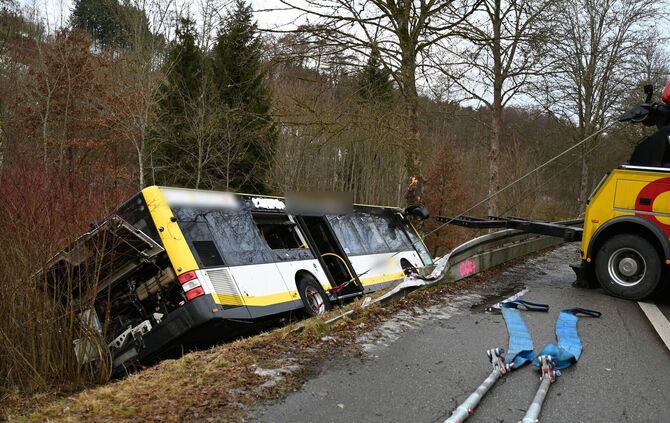 Linienbus rutscht Abhang hinunter