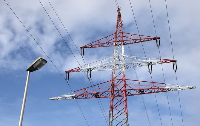Strom Strommasten energie stromausfall symbol symbolbild symbolfoto