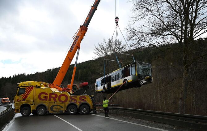 Linienbus rutscht Abhang hinunter
